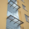 Daszek balkonowy 1000x600 mm brązowy z poliwęglanu zamontowany zgodnie z instrukcją Białystok