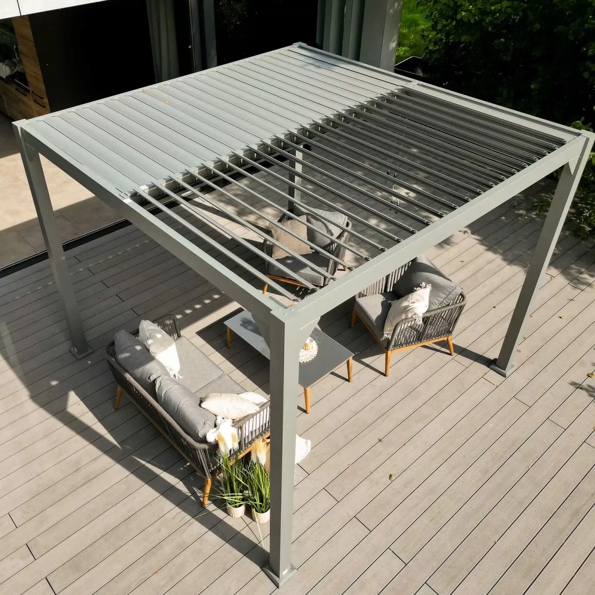 Nowoczesna pergola aluminiowa na tarasie