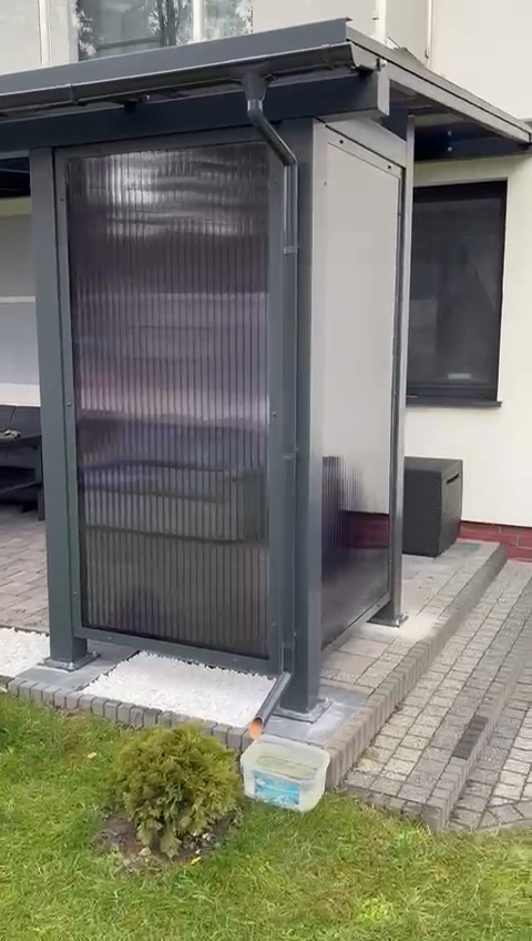 antracytowa ścianka na tarasie ochrona przed wiatrem
