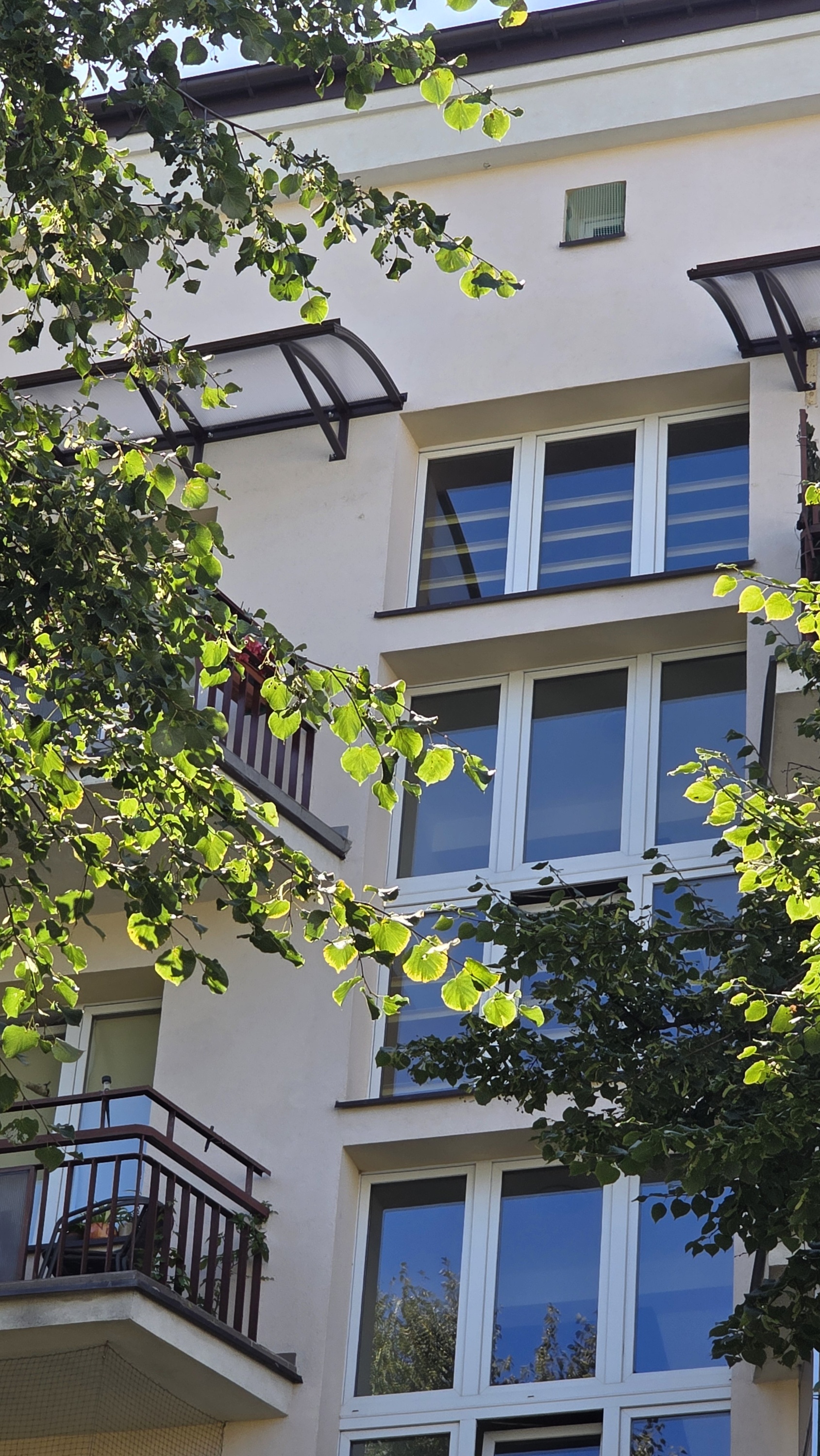 daszki nad balkonami wysoko ostatnia kondygnacja zamontowane w jeden dzień Nowy Świat Białystok